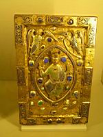 Plat de reliure, Christ en Majeste, cuivre et email, (Paris, musee de Cluny)